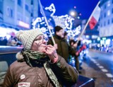 Gdynia. Flesz z przeszłości. 13.12.2016. Gwizdy, krzyki, niewybredne hasła pod biurem PiS. Strajk obywatelski na ulicach miasta