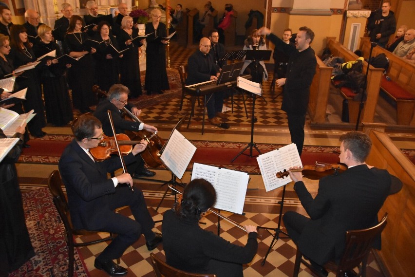 Koncert Chóru Towarzystwa Śpiewaczego im. S. Moniuszki w Kamieńsku. ZDJĘCIA