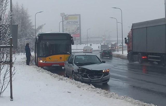 Kolizja autobusu z osobówką na ulicy Wieniawskiego w Wałbrzychu