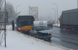 Zderzenie osobówki z autobusem na ulicy Wieniawskiego w Wałbrzychu ZDJĘCIA