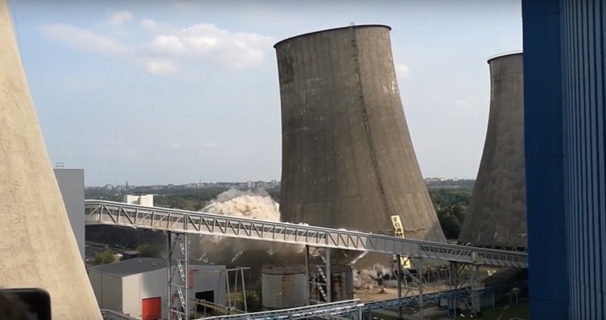 Będzin: Wyburzanie chłodni kominowej w Łagiszy. Zobaczcie jak to wyglądało [ZDJĘCIA]