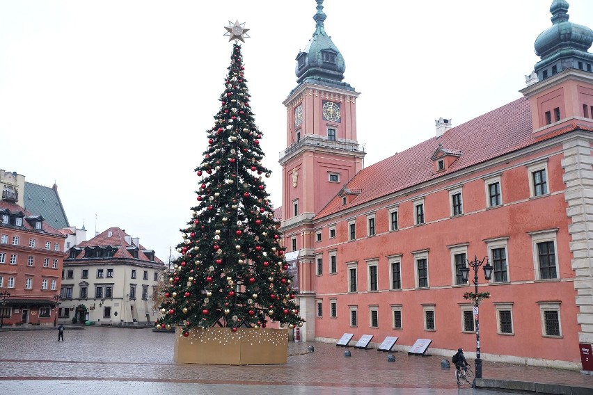 Zima w Warszawie. Za nami pierwszy śnieg, pl. Zamkowy zdobi choinka. Kiedy zima zaatakuje na dobre?