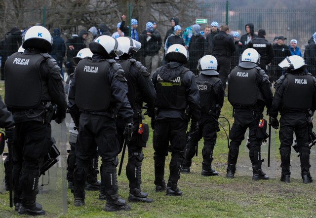 Rzeszowska Stal, znając już wyniki rywali, liczyła na zwycięstwo w Przemyślu i zachowanie jednopunktowego dystansu do Motoru Lublin. Jednak w mieście nad Sanem bardzo długo była w oparach i dopiero w końcówce wyrównała na 1:1 (1:0). Bramki: 1:0 Sedlaczek 3, 1:1 Szczoczarz 81-wolny.

