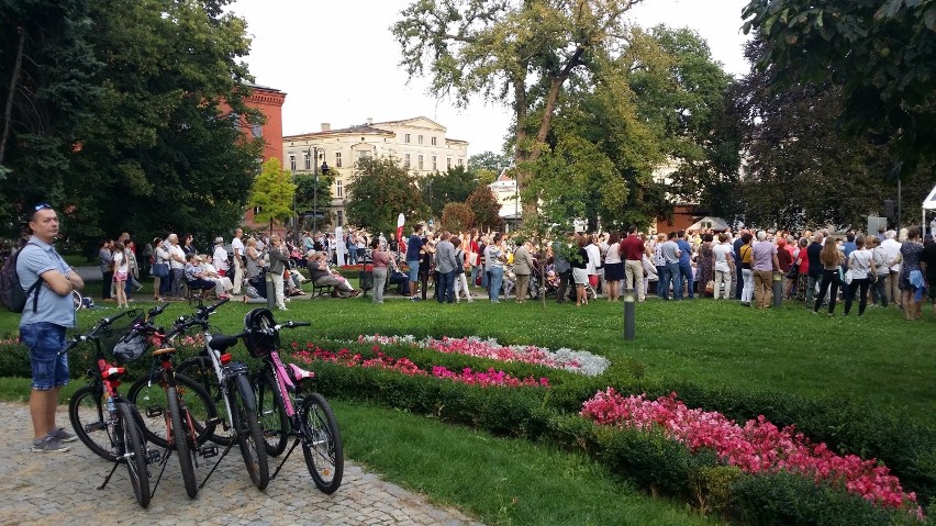 W każdą sobotę sierpnia przy fontannie odbywały się koncerty...