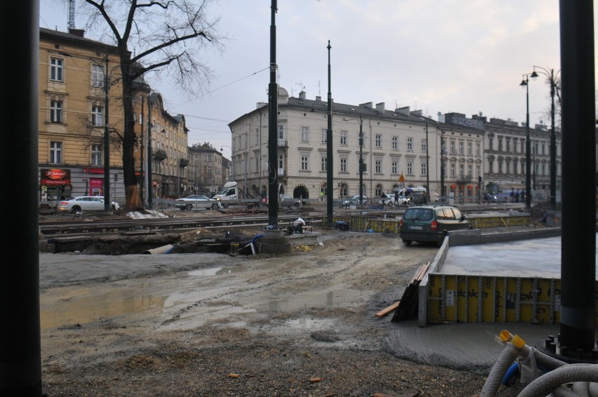 Kraków. Zobacz, jak postępują prace na przebudowie ulicy Krakowskiej. Relikty zakrywa ziemia i beton [ZDJĘCIA]