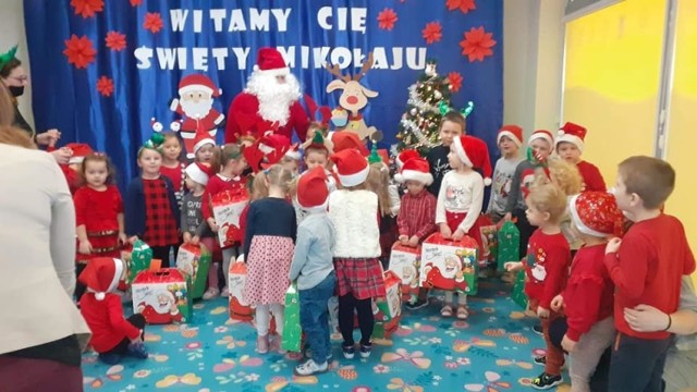 Święty Mikołaj odwiedził dzieciaki z przedszkola Magical World w Jędrzejowie. Przedszkolaki na długo zapamiętają ten dzień.