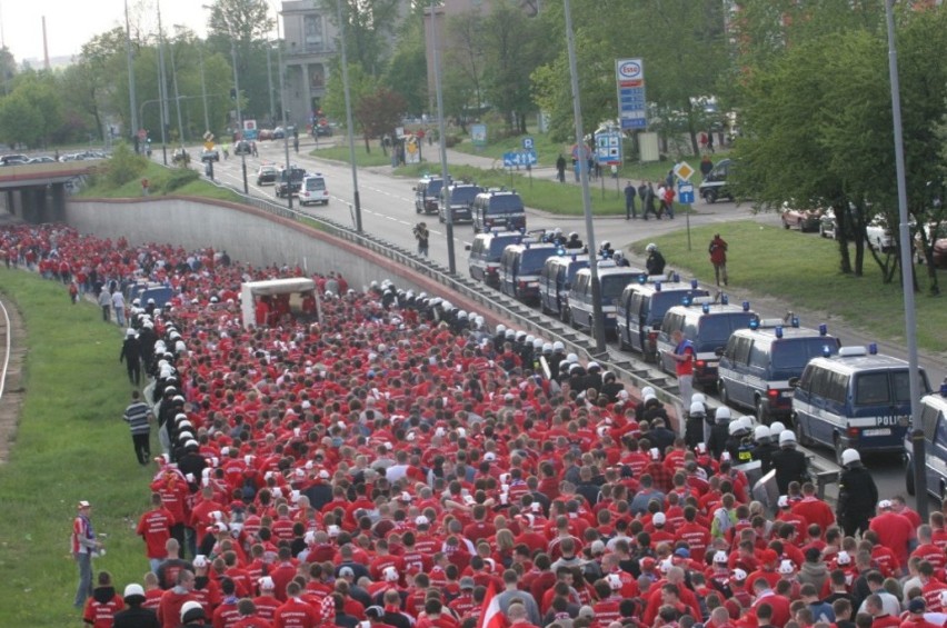 Derby Łodzi. Historyczne przemarsze kibiców Widzewa i ŁKS ZDJĘCIA 