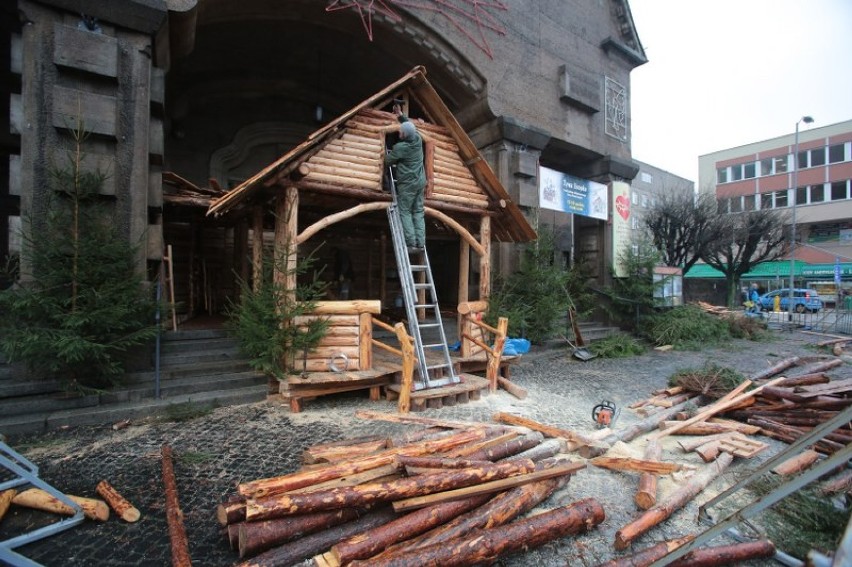 Budowa szopki przed Sanktuarium pw. Najświętszego Serca Pana Jezusa