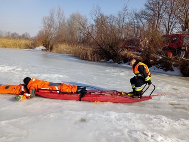Akcja strażaków na zamarzniętym zbiorniku w Bobrownikach Wielkich. OSP KSRG Łęg Tarnowski i OSP Bobrowniki Wielkie ćwiczyły na lodzie