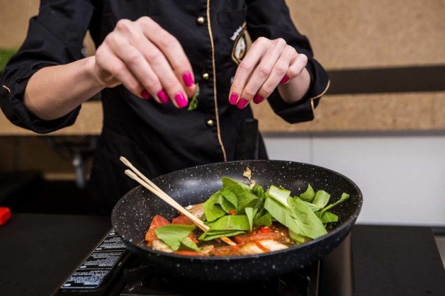 Na ul. Postępu 5 wyrosło ogromne centrum sztuki kulinarnej. Rozsmakujecie się tutaj w wietnamskich specjałach i swoje dania zaserwuje wam Tomasz Jakubiak, ale poza miłymi restauracyjkami, w tym miejscu odbywają się też warsztaty gotowania. Na specjalnych stanowiskach poczujecie się jak w programie MasterChef a kulinarną wiedzę przekażą wam najlepsi. Wśród nich m.in. blogerka Daria Ładocha. Gwiazda poprowadzi kurs kuchni tajskiej, 12 września. Koszt udziału to 350 zł. Dzień później poznacie receptury na najlepsze dania bałkańskie (koszt kursu to 220 zł). Na 14 września zaplanowano kurs kuchni francuskiej (240 zł) oraz arabskiej (200 zł). Więcej informacji szukajcie na Facebooku Składu Bananów.