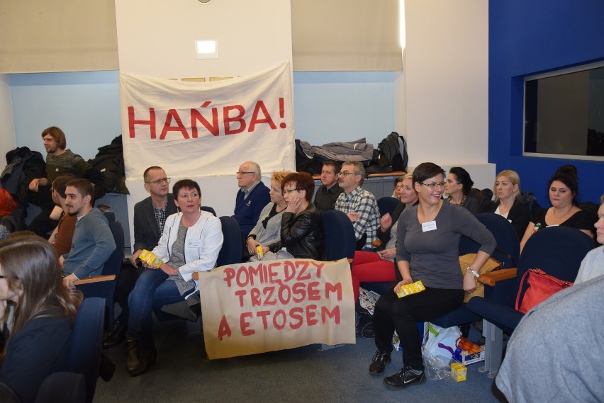 Protest pracowników DPS-u na sesji Rady Miasta ZDJĘCIA