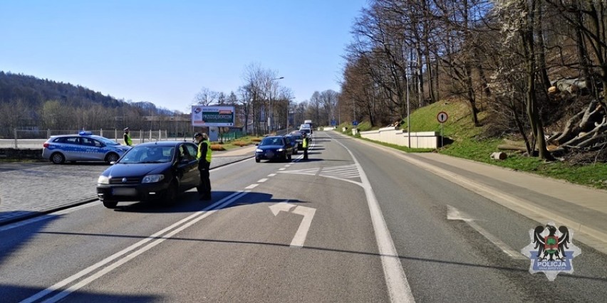 Wałbrzych: Policjanci sprawdzają czy autobusy nie są przepełnione