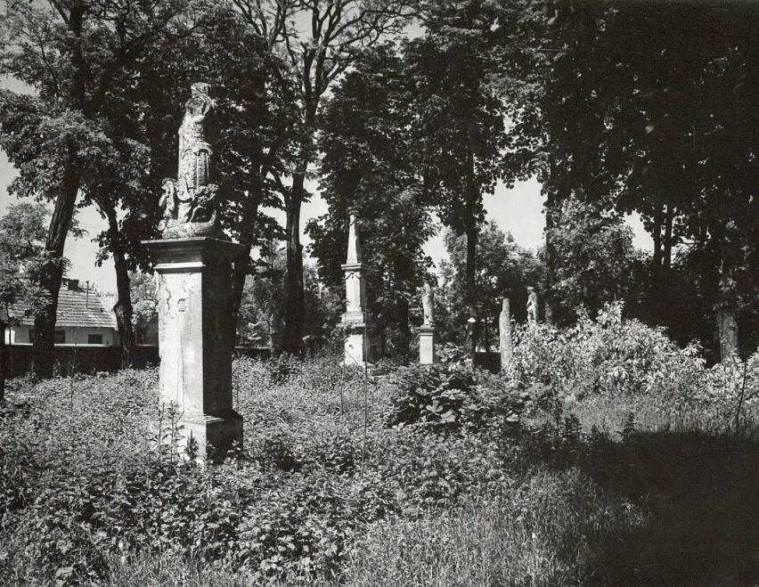 nagrobki na cmentarzu przy kościele św. Leonarda, fot. Jan...