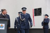 Policjanci z Piotrkowa uczcili pamieć poległych kolegów z Policji Państwowej II RP. Na budynku KMP Piotrków odsłonięto tablicę pamiątkową