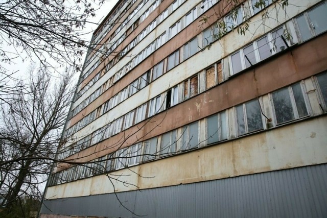 Wieżowiec przy ulicy Młodej 4 w Kielcach zostanie wyburzony? Miasto nie ma na to pieniędzy.