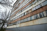 Wieżowiec przy ulicy Młodej 4 w Kielcach musi zniknąć. W kasie miasta nie ma pieniędzy na burzenie. Skąd je wziąć? 