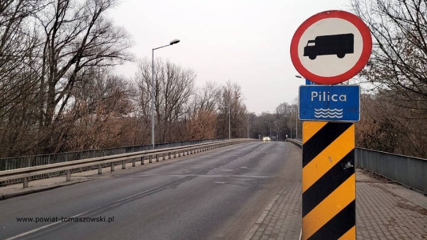 Uszkodzony most na ulicy Modrzewskiego w Tomaszowie Maz. Wprowadzono ograniczenie prędkości