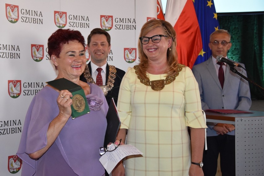 Medal  prezentuje Irena Hałas. Obok Anna Kijowska,...