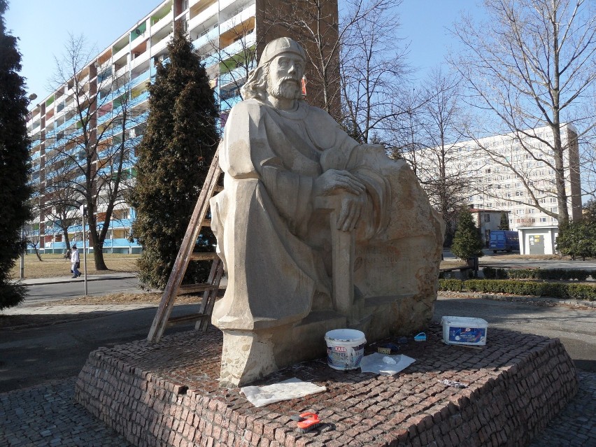 Rozpoczęły się prace renowacyjne symboli Żor. Na pierwszy ogień poszedł pomnik księcia Władysława