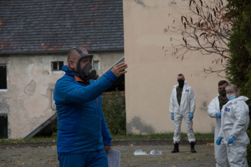 Zdjęcia ze szkolenia ratowników, a także z działań żołnierzy...