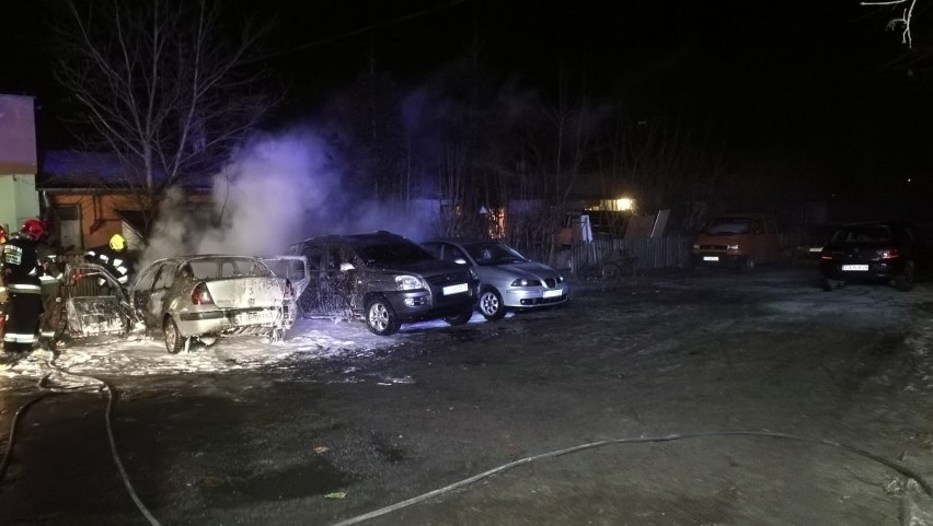 Dwa samochody osobowe paliły się we wtorek, 8 lutego nad...