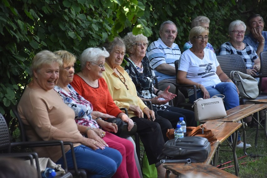 Seniorska biesada w Grodzewie. Seniorzy ze Śremu i okolic bawili się przy ognisku i śpiewali na harcerską nutę [zdjęcia]