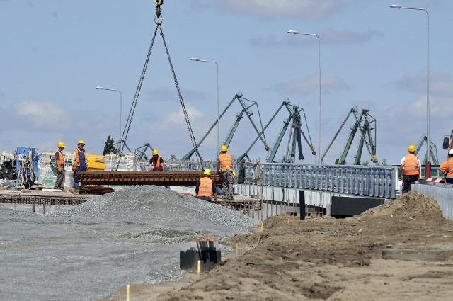 -&nbsp;Do montażu wykorzystane będą dwa dźwigi - klasy 250 ton do załadunku na samochody i 400 t - do montażu na podporach obiektu  oraz tzw. transport dłużycowy - wylicza Magdalena Skorupka-Kaczmarek, rzecznik Gdańskich Inwestycji Komunalnych.