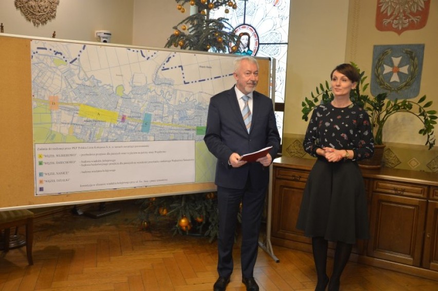 Nowe tunele w Wejherowie prezentuje prezydent Hildebrandt i...