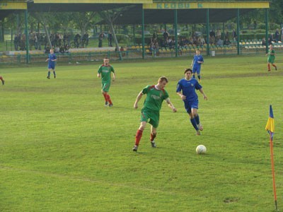 Znicz Kłobuck w efektownym stylu 5:0 (1:0) pokonał zajmujące trzecie miejsce w okręgówce MLKS Woźniki