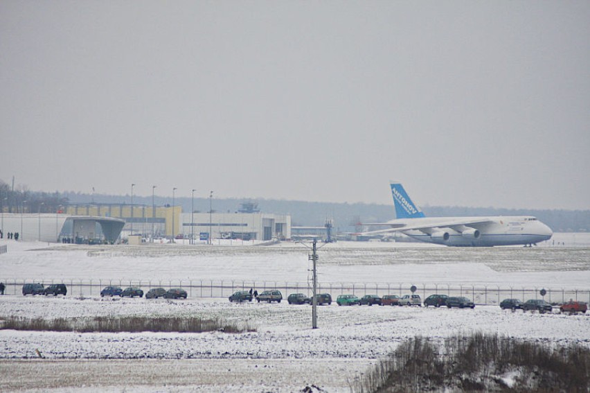 Rusłan koło terminalu lotniska (po lewej). Fot. Tomasz Hens