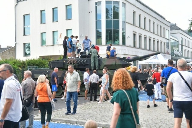 Czołg Leopard na Placu Corazziego w Radomiu. Na kolejnych slajdach zobacz co będzie można zobaczyć w sobotę, 27 sierpnia na lotnisku w Radomiu »»