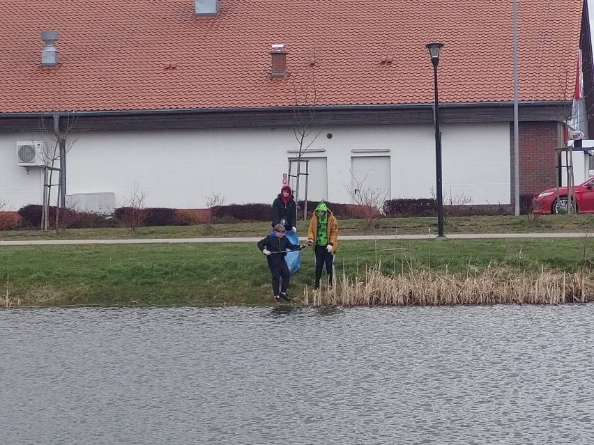 Wielkie porządki w Szczecinku. Młodzież sprzątała okolice stawu przy ulicy Kopernika [zdjęcia]