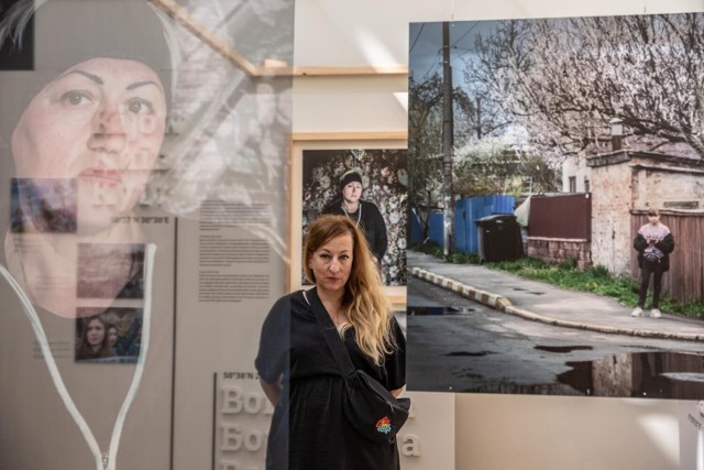 Justyna Mielnikiewicz na tle wystawy jej fotografii w Międzynarodowym Centrum Kultury w Krakowie.