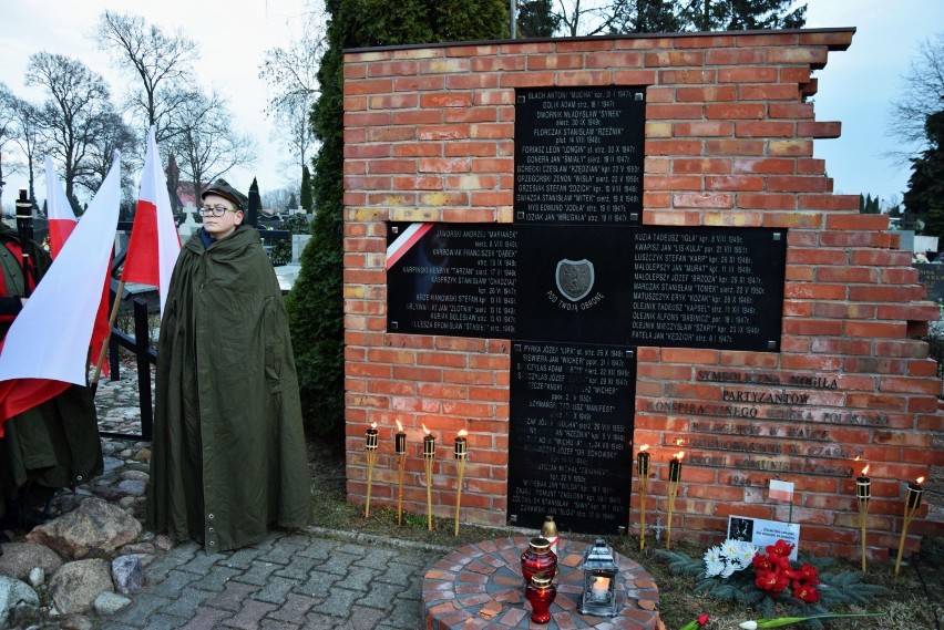 Uroczystość w hołdzie „wyklętym” na wieluńskim cmentarzu [ZDJĘCIA, FILM] 