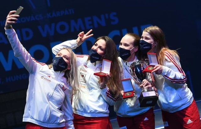 Reprezentantki klubu Zuzanna Cieślar oraz Angelika Wątor walczyły w reprezentacji Polski w kategorii seniorskiej w Pucharze Świata w Budapeszcie. Odniosły ogromne zwycięstwo. 

Zobacz kolejne zdjęcia. Przesuń zdjęcia w prawo - wciśnij strzałkę lub przycisk NASTĘPNE