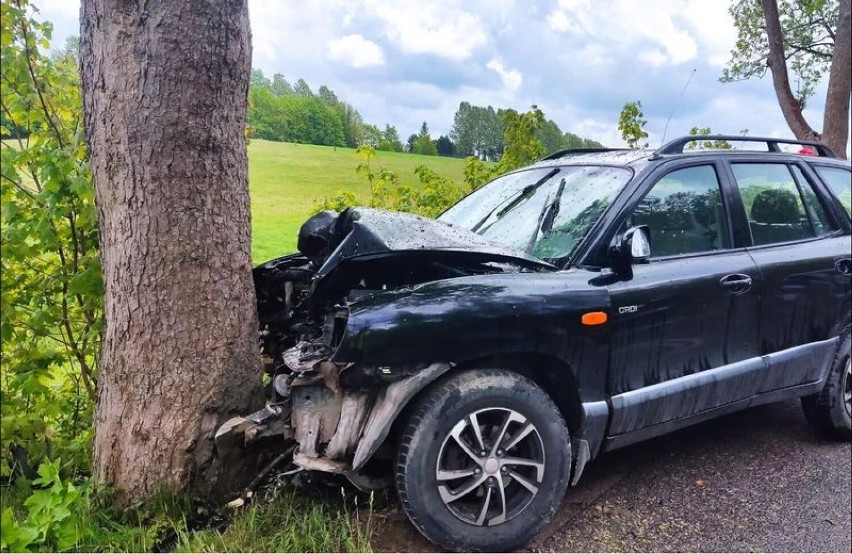 Wypadek w Gowinie. 37-letnia kierująca hyundai uderzyła w drzewo
