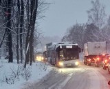 Atak zimy w Rybniku i powiecie. Trudne warunki na drogach! Pługi jeżdżą ale dopóki pada, będzie trudno