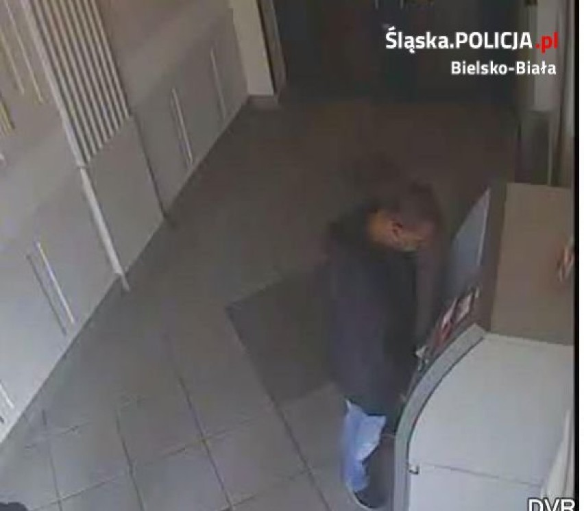 Ten mężczyzna okradał bankomaty. Teraz szuka go policja [ZDJĘCIA]
