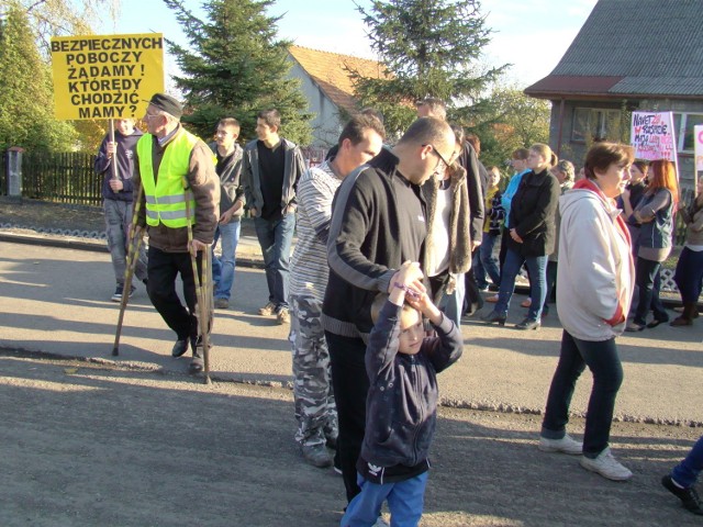 To nie pierwsza blokada drogi krajowej nr 44. Wcześniej z powodu braku chodników, poboczy i dużego ruchu tirów protestowali mieszkańcy gmin Brzeźnica i Spytkowice. Na zdj. protest w Kossowej w październiku 2012 roku.