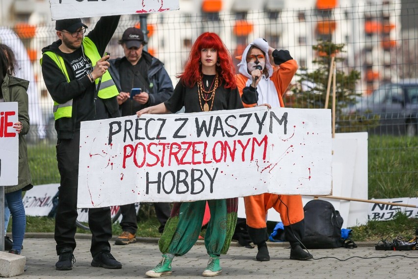 Kraków. Kolejny dzień HUNT EXPO, jak i protestów przeciwko tym targom łowiectwa
