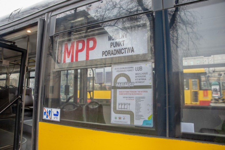 Autobus dla osób bezdomnych ponownie wyjechał na ulice Warszawy. Oferuje transport do placówek, gorące napoje oraz pomoc fachowców