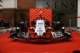 Bolid Formuły 1 w Warszawie. Samochód Scuderia AlphaTauri można oglądać z bliska w siedzibie Orlenu 