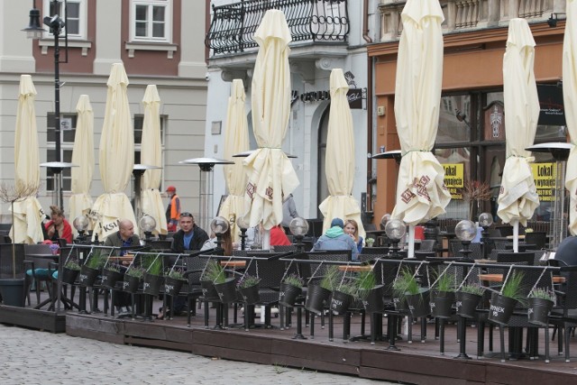 Nowa rzeczywistość dla restauracji to połowa gości, brak karty dań i obrusów, mniej miejsc w ogródku i pachnące środkami do dezynfekcji stoliki.