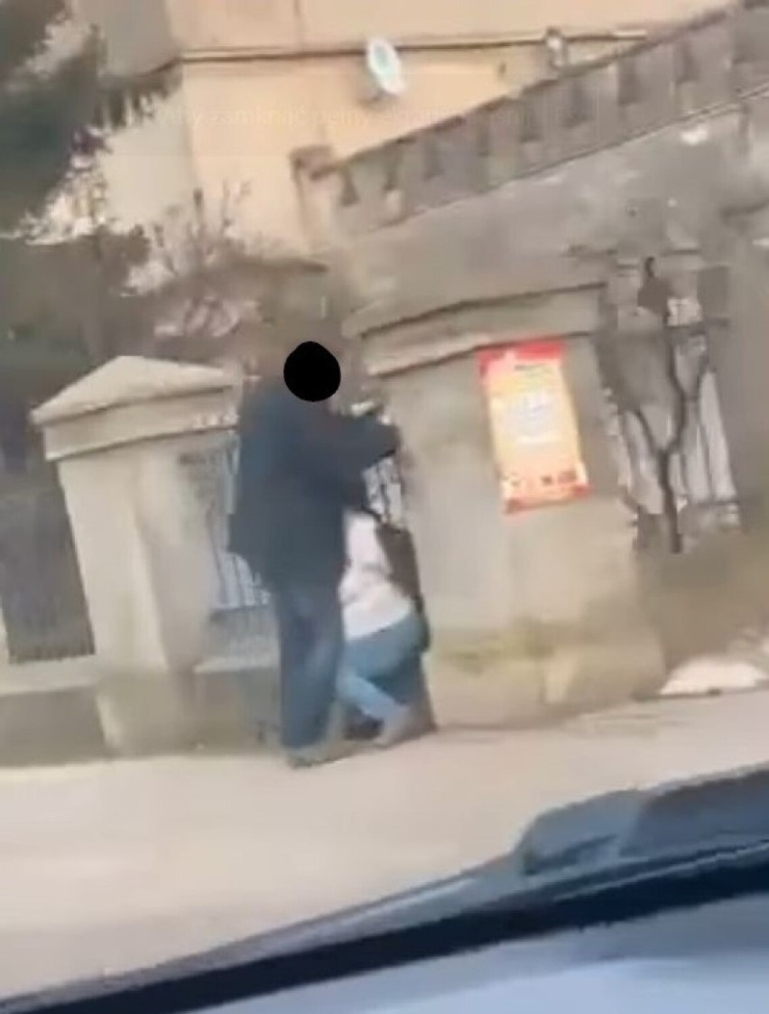 Mężczyzna masturbował się przed marketem Stokrotka w Oleśnicy. Interweniowała policja 