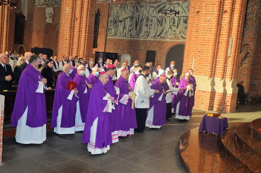 Pożegnanie ks. infułata Helmuta Sobeczki w opolskiej katedrze [ZDJĘCIA]