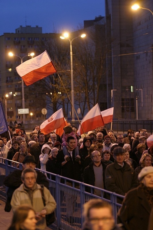 Wrocław: Marsz pamięci w rocznicę katastrofy smoleńskiej (ZDJĘCIA)