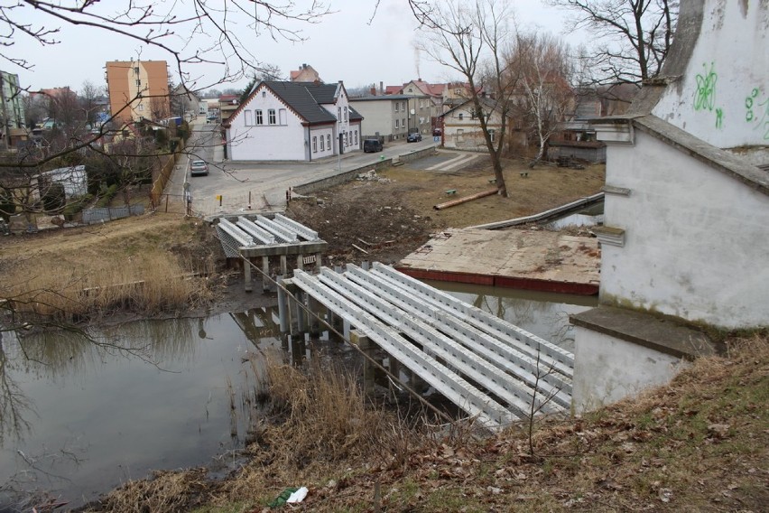 Rozpoczęto montaż przęseł mostu zwodzonego przy baszcie w Zbąszyniu