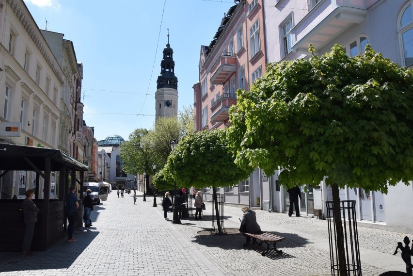 Na zielonogórski deptak wraca życie. Ładna pogoda i...