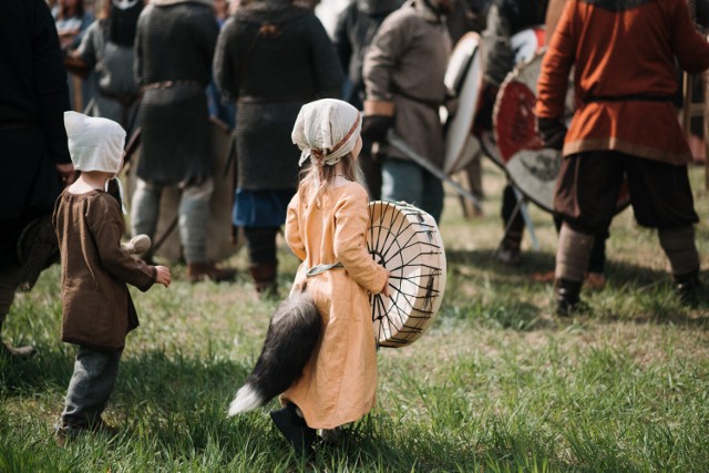 W sobotę, 16 września o godzinie 10:00 rozpocznie się XXVIII Festyn Archeologiczny w Biskupinie. To idealne miejsce dla wszystkich ciekawych historii. Organizatorzy zapowiadają moc atrakcji:
rekonstrukcja osadbitwy wojowników,inscenizacje pogańskich obrzędów słowiańskich,wykłady o osadnictwie, środowisku naturalnym, stroju, ozdobach oraz kuchni i wierzeniach,koncerty muzyki słowiańskiej