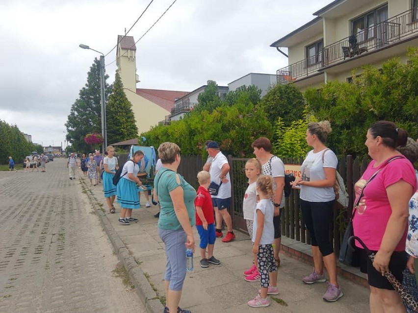 Pielgrzymowali do Swarzewa na rybacki odpust Matki Boskiej Szkaplerznej. Wśród wiernych byli m.in. parafianie z Chłapowa | ZDJĘCIA